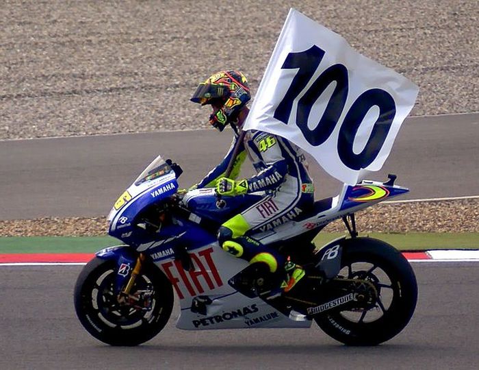 Kemudian juga Valentino Rossi salah satu dari 2 pembalap yang sudah mengoleksi lebih dari 100 kemenangan di ajang Grand Prix