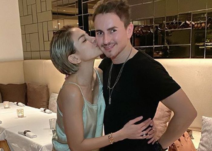 Wow, Nikita Mirzani cium Jorge Lorenzo di Bali!