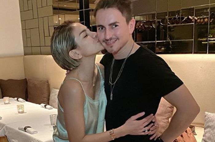 Wow, Nikita Mirzani cium Jorge Lorenzo di Bali!