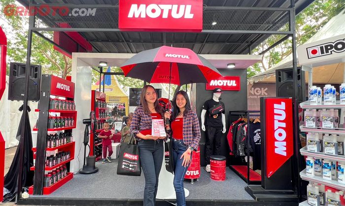 Setiap pembelian minimal 2 liter oli Motor atau 4 liter oli mobil, bisa langsung mendapatkan Exclusive T-shirt Collaboration Motul x Katros Garage