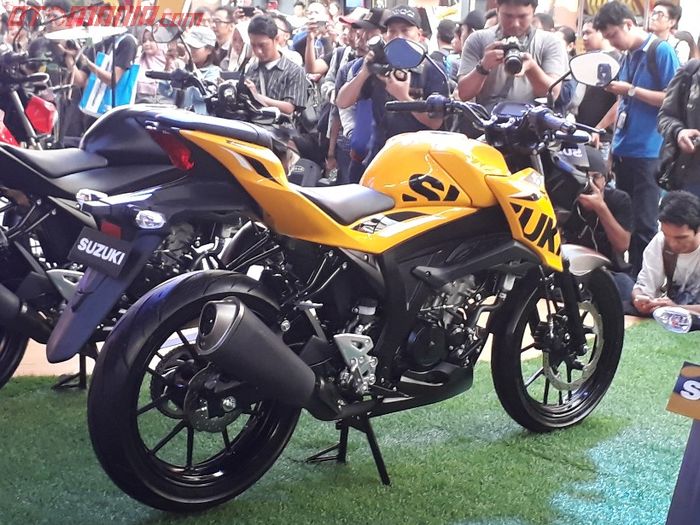 Suzuki GSX-S150 dengan warna daytona yellow