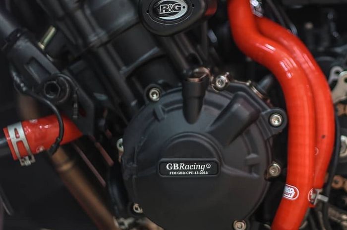 Selang radiator merek Samco sport terpasang di motor