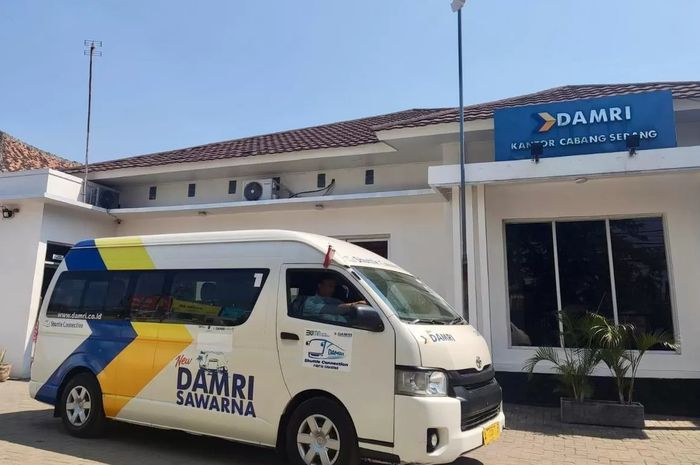 Armada DAMRI menuju pantai Sawarna, Banten.