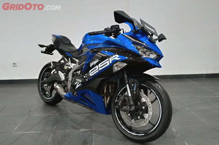 Warna biru Kawasaki Ninja ZX-25R