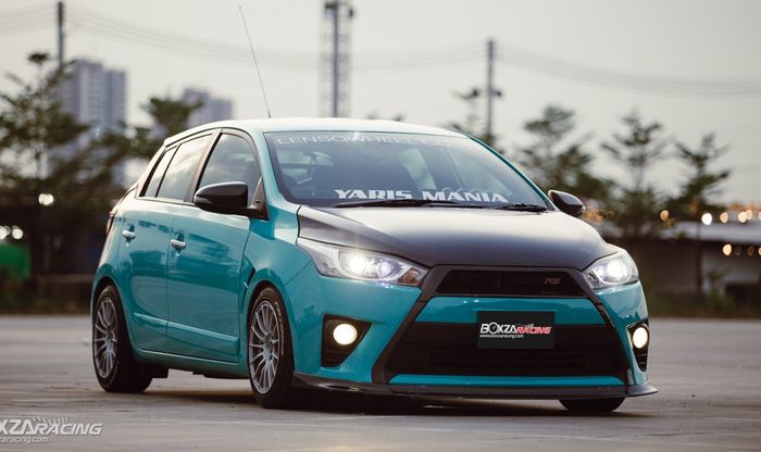 Kelir hijau tosca dan serat karbon memuat Toyota Yaris lebih sporty