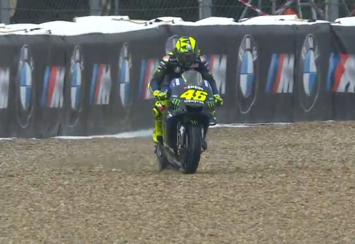 Pembalap Monster Energy Yamaha, Valentino Rossi melebar da harus keluar lintasan di awal sesi FP4 MotoGP Ceko
