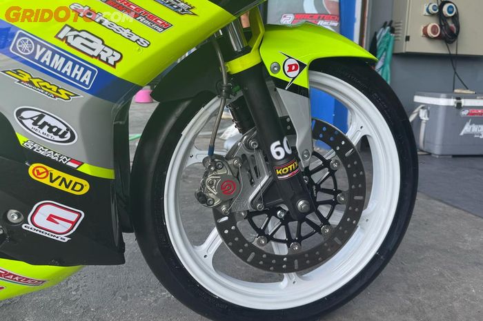 Rem motor selalu dibuat lebih kuat pada roda depan dibandingkan belakang