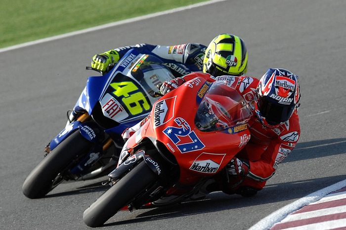 Casey Stoner mengaku dirinya rindu melihat Valentino Rossi berada di posisi paling depan dalam balapan MotoGP