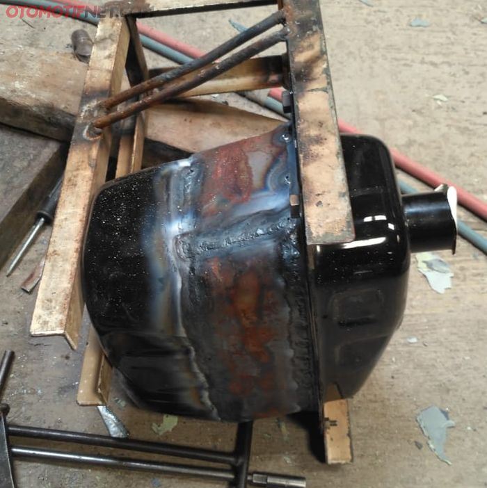 Tangki 8 Liter buatan Razan disambung dengan galvanis