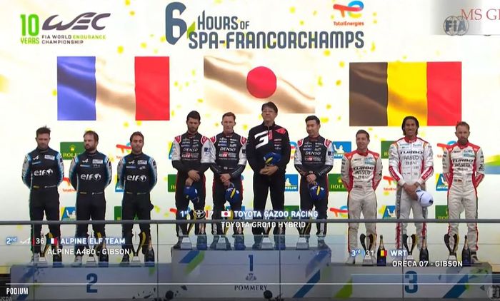Sean Gelael (tengah) dan kedua rekannya berdiri di tangga podium ketiga balap ketahanan 6 Hours of Spa-Francorchamps di Belgia