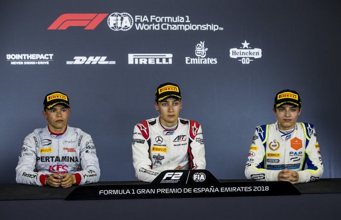 Pemenang race 1 F2 Spanyol, George Russell (tengah), didampingi Nyck de Vries (kiri) dan Lando Norris (kanan)