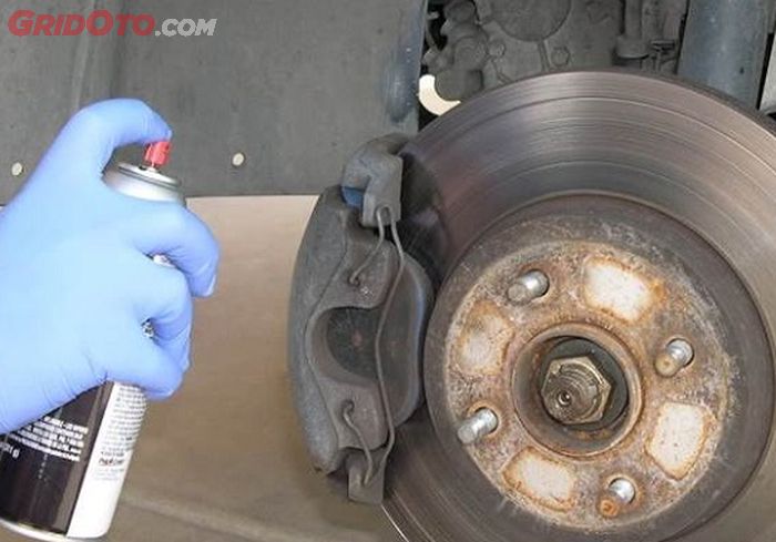 Bisa gunakan brake cleaner yang banyak dijual di pasaran, untuk mengatasi masalah grinding noise pad