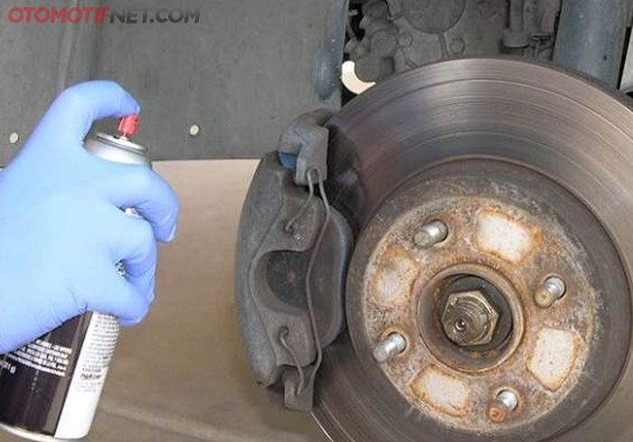 Bisa gunakan brake cleaner yang banyak dijual di pasaran, untuk mengatasi masalah grinding noise pada sistem pengereman