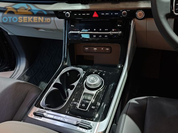 Ragam kontrol ada di console tengah