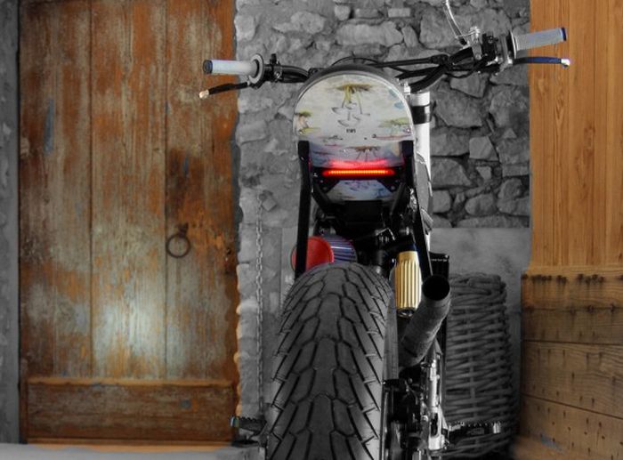 Husqvarna SM450R custom tracker-scrambler dari HIDE Brussels