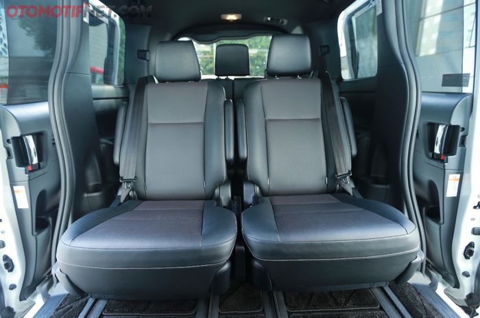 Baris kedua Toyota All New Voxy