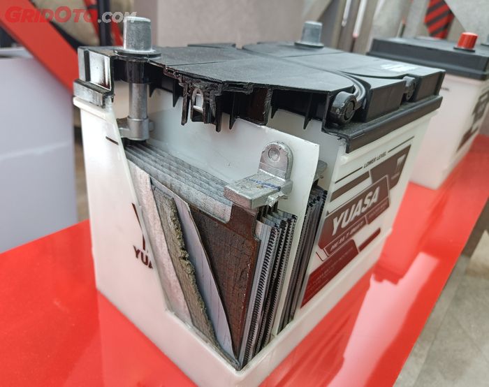 Wadah aki dan material aki kering berbeda dengan aki basah