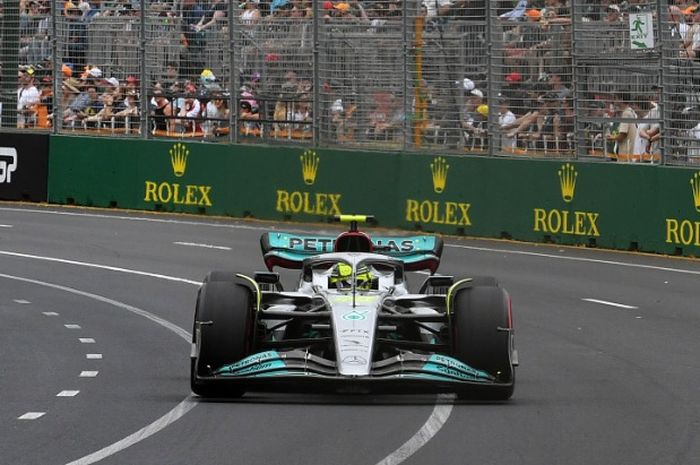 Lewis Hamilton memimpin tim Mercedes start dari posisi lima balap F1 Australia 2022
