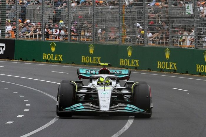 Lewis Hamilton memimpin tim Mercedes start dari posisi lima balap F1 Australia 2022
