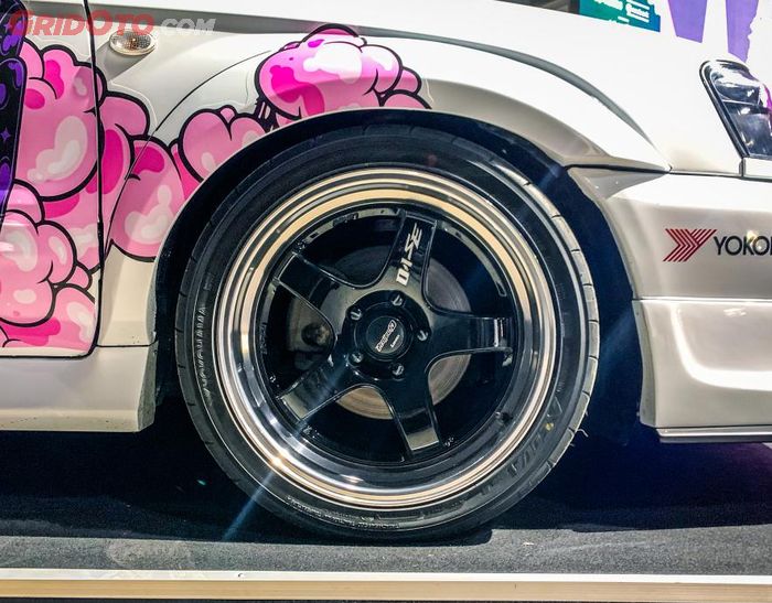 Pelek Lenso Project-D ring 18 inci dibalut ban Advan Neova (semi slick)