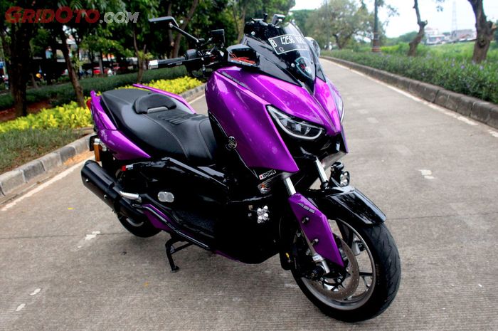 Bodi modifikasi Yamaha XMAX kena repaint purple dan hitam cyralic