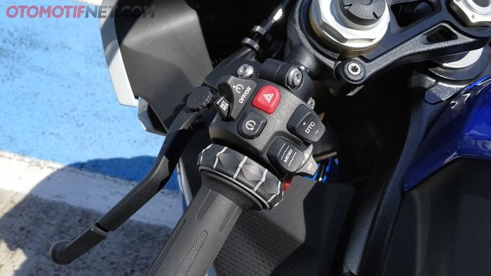 Multi-controller di setang kanan S 1000 RR, buat mengatur menu yang ada di spido