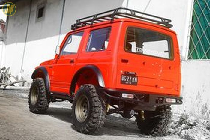 Suzuki Jimny ini juga dipasangi bumper dan roofrack custom oleh bengkel Automodis