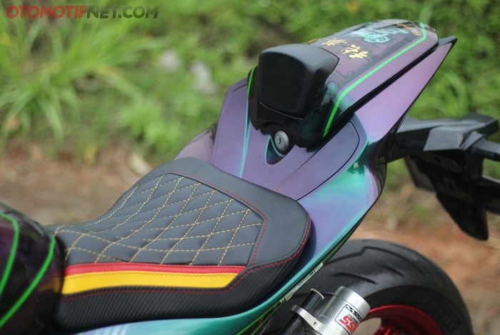 Jok custom bersanding dengan cover single seat orisinal buat Suzuki GSX-R150