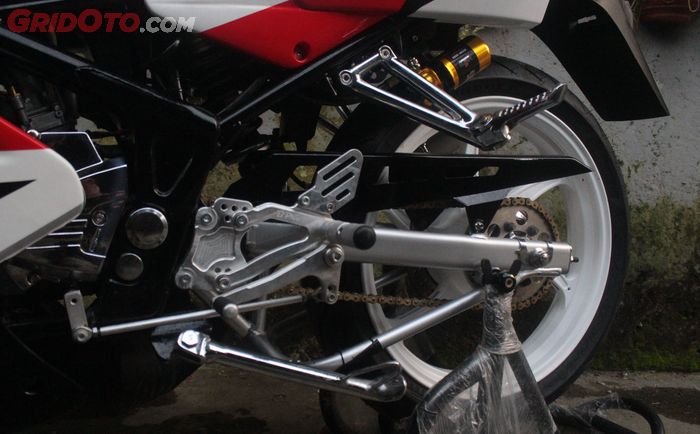 Kawasaki Ninja RR pasang sokbreker Moto1, underbound BPro plus aksen krom