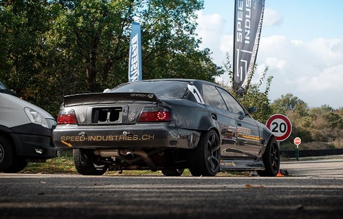 Modifikasi Toyota Chaser JZX100 jadi mobil balap drifting