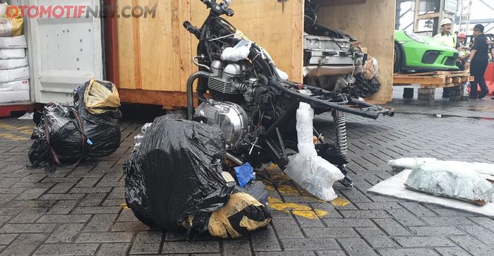 Penggagalan penyelundupan. Rangka dan mesin motor gede masih menyatu, komponen lain diurai penyelundup