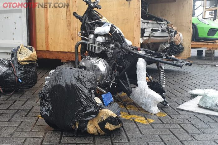 Penggagalan penyelundupan. Rangka dan mesin motor gede diduga Triumph masih menyatu, komponen lain diurai penyelundup