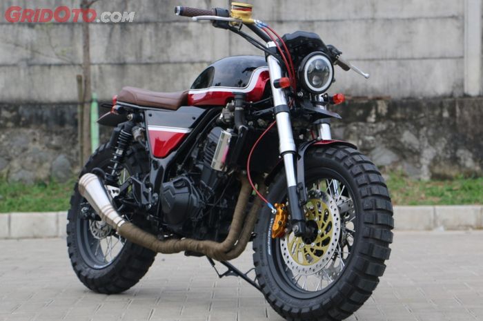 Kawasaki Z250 dirombak dari naked bike ke scrambler hasil garapan AKA Garage.