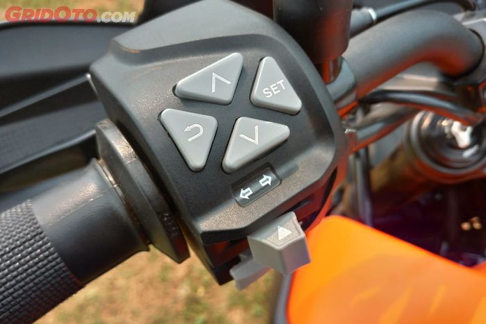 Tombol navigasi untuk mengatur menu dan seting elektronik KTM 390 Adventure