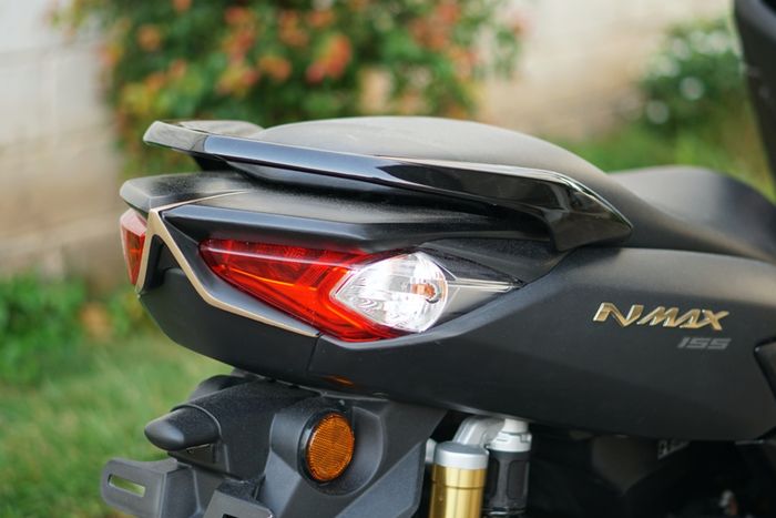 Ducktail membuat lampu belakang NMAX seolah terpisah