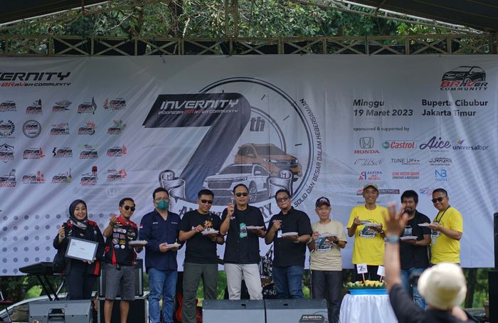 Penyerahan plakat dari Invernity kepada seluruh pendukung acara