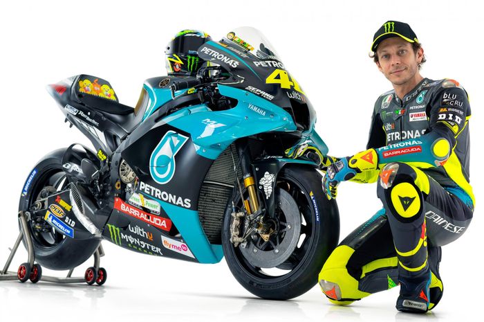 Valentino Rossi dengan livery motor dan seragam baru tim Petronas Yamaha untuk musim MotoGP 2021