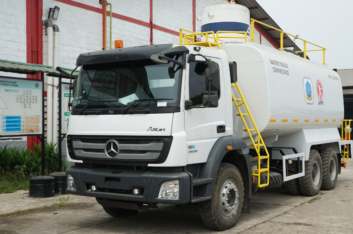 Truk Mercedes-Benz Axor garapan karoseri Metalindo Teknik Utama (MTU).