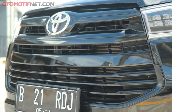 Semua panel krom di All New Toyota Kijang Innova dilapis stiker hitam, sangar!