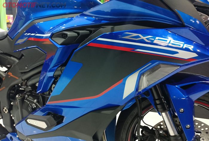 Kawasaki Ninja ZX-25R Candy Plasma Blue menggabungkan warna biru candy, merah, putih dengan nuansa hitam doff