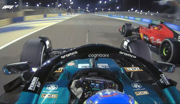 Fernando Alonso mengejar Carlos Sainz untuk mendapatkan posisi ketiga di F1 balap Bahrain 2023