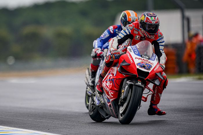 Jack Miller (depan) mengalami kendala setelah ganti motor