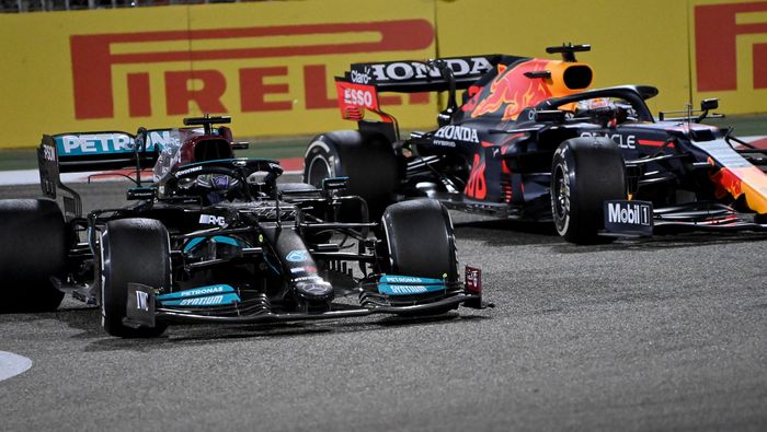 Lewis Hamilton dengan susah payah akhirnya bisa mengalahkan Max Verstappen di F1 Bahrain 2021