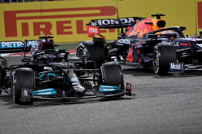 Lewis Hamilton dengan susah payah akhirnya bisa mengalahkan Max Verstappen di F1 Bahrain 2021