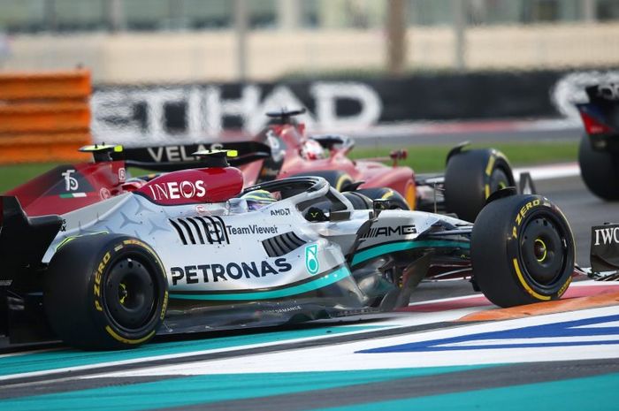 Lewis Hamilton sebut mobil Mercedes W13 dihantui