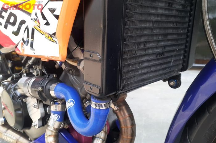 Terpasang juga radiator Honda CBR150R Thailand dekat waterpump elektrik