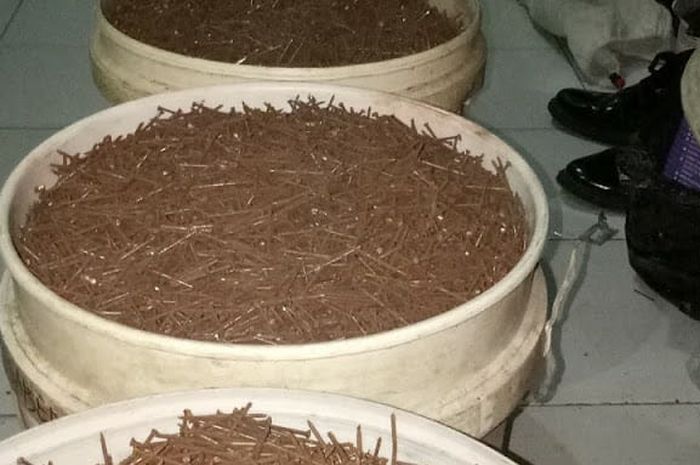 Ember berisikan ranjau paku