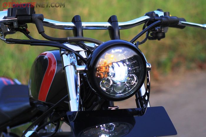 Sebagai sumber penerangan Benelli Patagonian Eagle ini, andalkan lampu Daymaker 6 inci yang menempel pada bracket custom