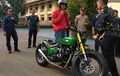 Beredar Foto Motor Kustom Jokowi Bertampang Lebih Sangar Turun dari Pesawat TNI, Mau Digeber di Sirkuit Mandalika Nih?
