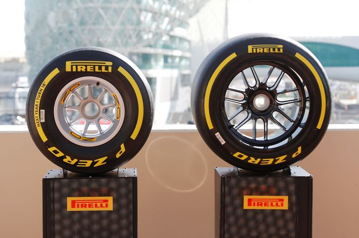 Ban 13 inci (kiri) akan dipakai di balap F1 untuk terakhir kalinya pada F1 Abu Dhabi 2021 dan  tahun depan diganti ban Pirelli ukuran 18 inci